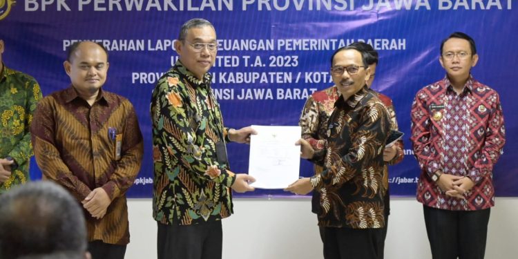 Serahkan LKPD Unaudited Tahun Anggaran 2023, Pj Bupati Berharap Kuningan Pertahankan WTP