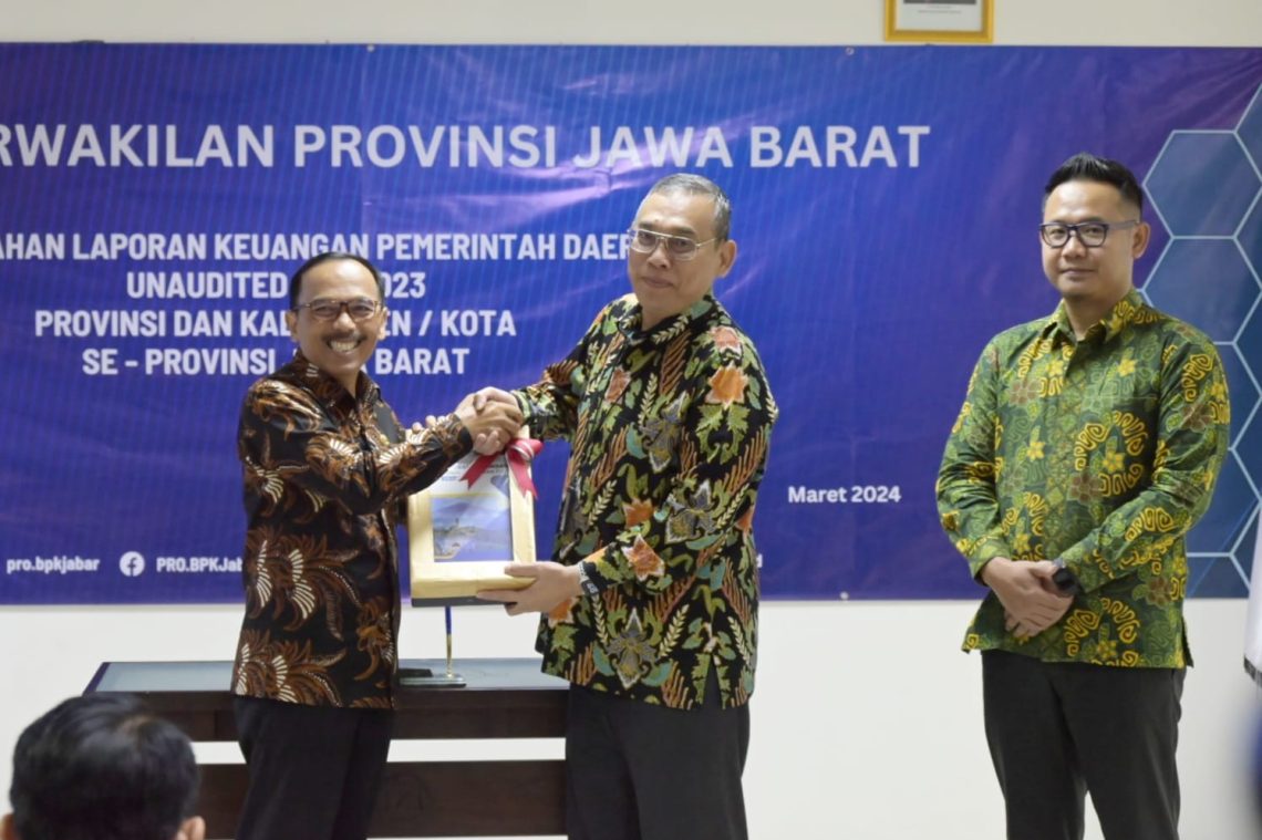 Serahkan LKPD Unaudited Tahun Anggaran 2023, Pj Bupati Berharap Kuningan Pertahankan WTP