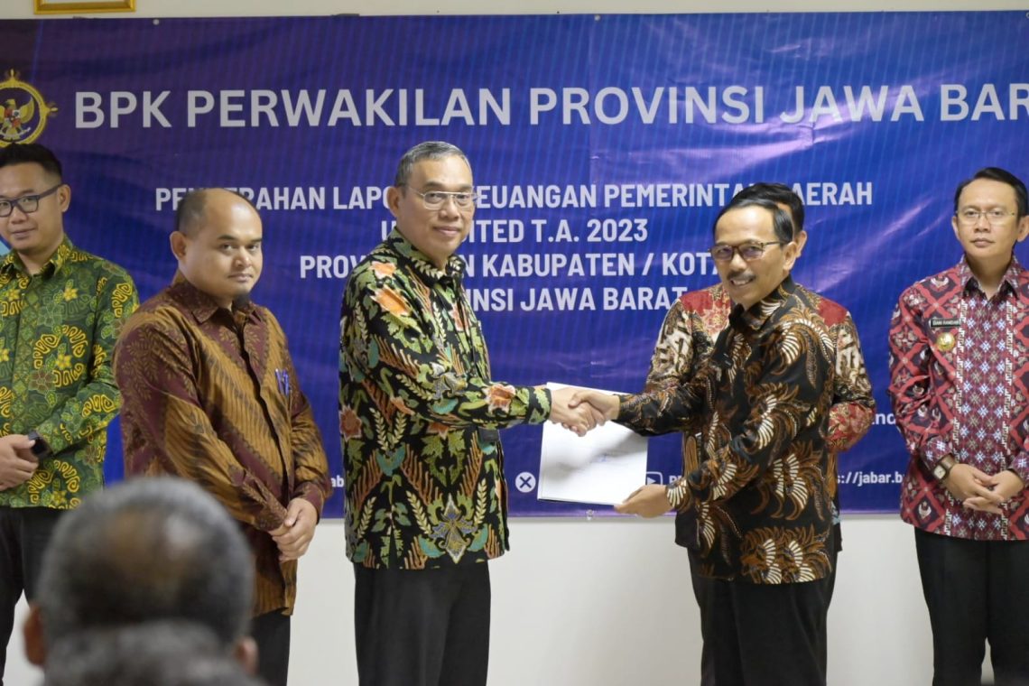 Serahkan LKPD Unaudited Tahun Anggaran 2023, Pj Bupati Berharap Kuningan Pertahankan WTP