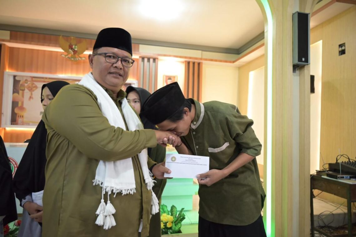 Selenggarakan Berbagi Kepada Anak Yatim, Iip Hidajat Apresiasi PGRI Kuningan