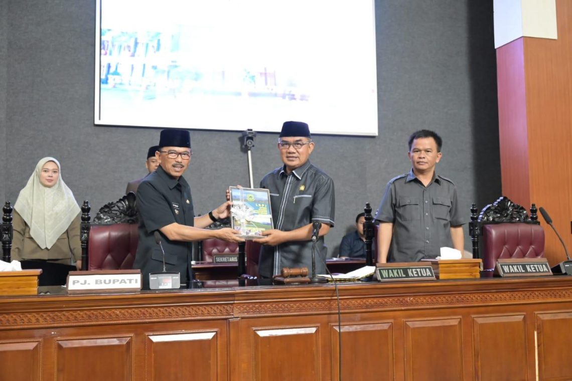 Laksanakan Kewajiban Konstitusional, Pemkab Kuningan Serahkan LKPJ Bupati TA 2023 kepada DPRD
