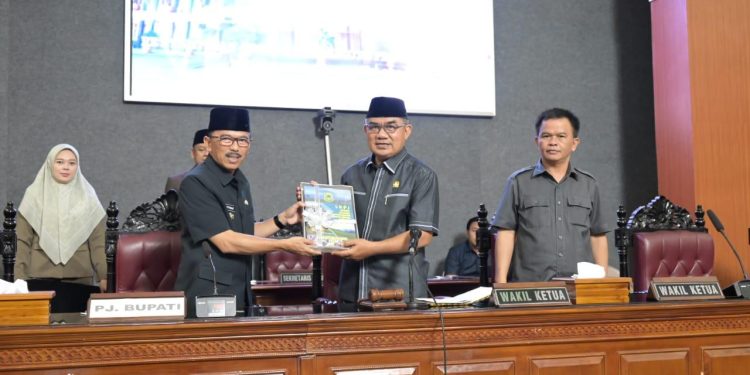 Laksanakan Kewajiban Konstitusional, Pemkab Kuningan Serahkan LKPJ Bupati TA 2023 kepada DPRD