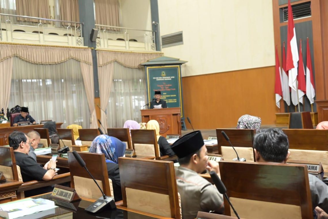 Laksanakan Kewajiban Konstitusional, Pemkab Kuningan Serahkan LKPJ Bupati TA 2023 kepada DPRD