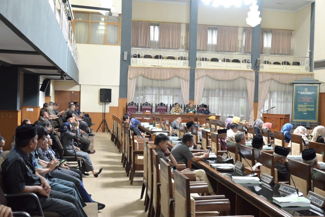 Laksanakan Kewajiban Konstitusional, Pemkab Kuningan Serahkan LKPJ Bupati TA 2023 kepada DPRD