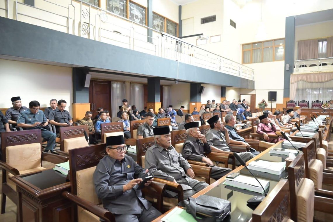 Laksanakan Kewajiban Konstitusional, Pemkab Kuningan Serahkan LKPJ Bupati TA 2023 kepada DPRD