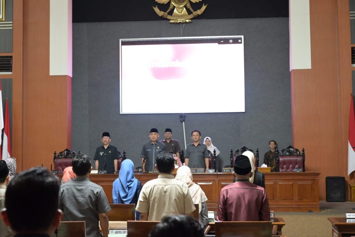 Laksanakan Kewajiban Konstitusional, Pemkab Kuningan Serahkan LKPJ Bupati TA 2023 kepada DPRD
