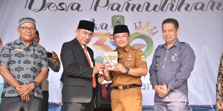 Ulang Tahun Desa ke-319, Sekda Dian Menerima Buku Sejarah “Melacak Jejak Desa Pamulihan”