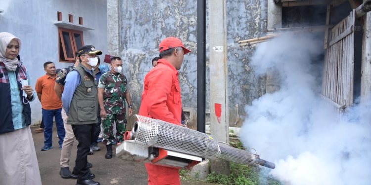 Tekan Kasus DBD, Dinkes Lakukan Fogging Serentak di 27 Titik Puskesmas se-Kabupaten Kuningan