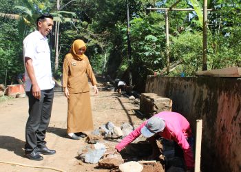 Tingkatkan Penataan Lingkungan, Pemdes Cibinuang Bangun Drainase