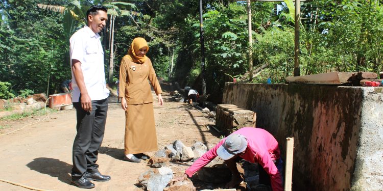 Tingkatkan Penataan Lingkungan, Pemdes Cibinuang Bangun Drainase