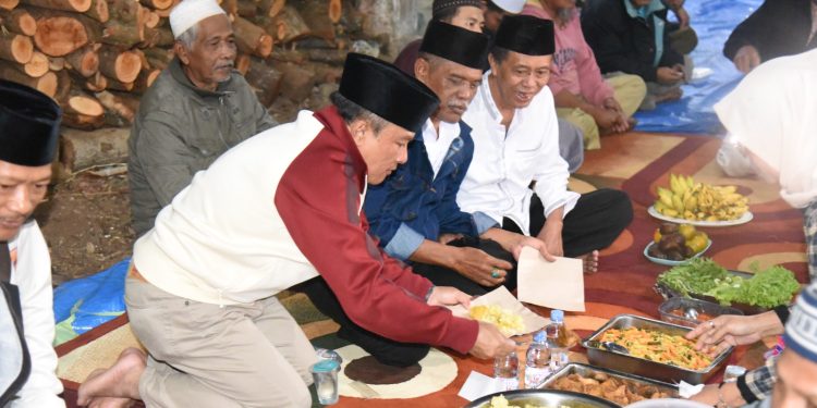 Sekda Dian Makan Nasi Kebuli Bersama Warga Cijoho di Acara Babarit