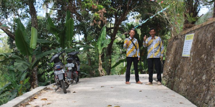 Perlancar Aksesibilitas Warga, Pemdes Cikadu Bangun Jalan Lingkungan