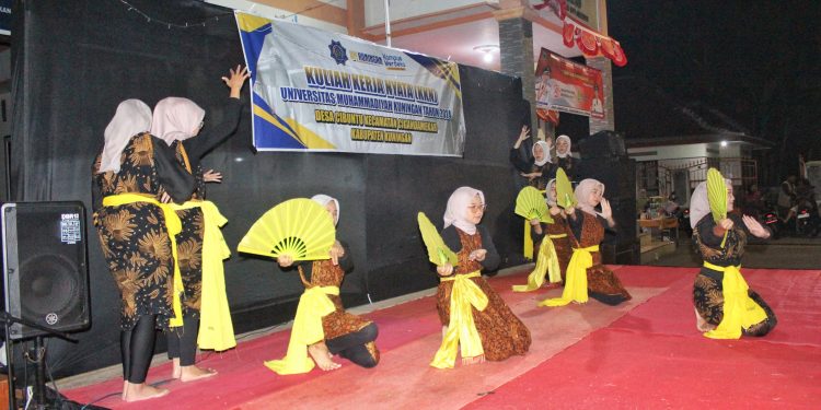 Perpisahan KKN Desa Cibuntu, Mahasiswa Tampilkan Pentas Seni Dari Masyarakat