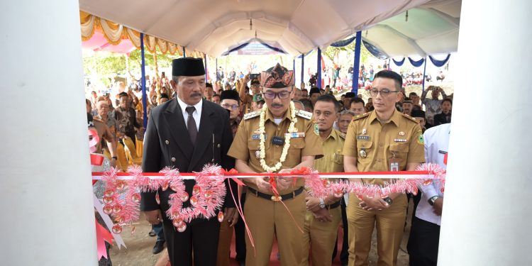Pj Bupati Kuningan Resmikan Gedung  Graha Wisesa Desa Citikur Kecamatan Ciwaru