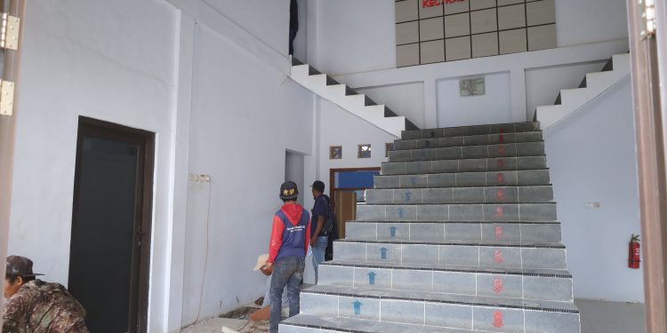 Tingkatkan Pelayanan Publik, Pemdes Padarek Renovasi Kantor Desa