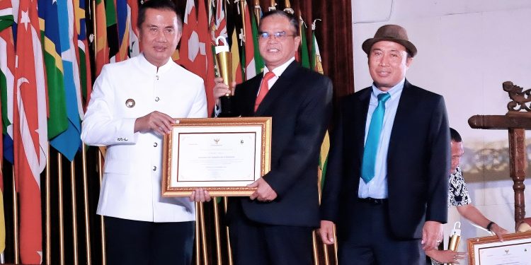 Kuningan Raih Anugerah Kebupaten Informatif dari Komisi Informasi