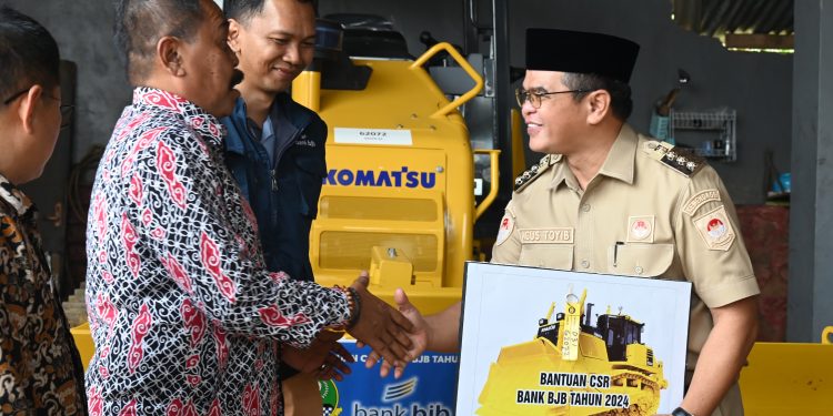 Serah Terima Bulldozer Bantuan CSR Bank BJB, Pj Bupati Agus Toyib ; Insya Allah Bisa Di Manfaatkan Dengan Maksimal