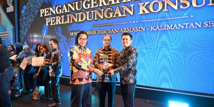 Dinilai Berkomitmen Melindungi Hak Konsumen, Pemkab Kuningan Di Ganjar Penghargaan