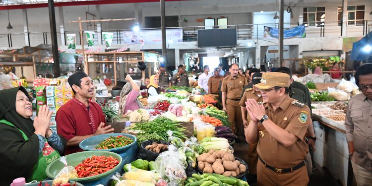 Jelang Nataru, Pj Bupati Agus Toyib Monitoring Ketersediaan dan Harga Bahan Pokok
