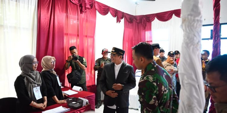 Pj Bupati Agus Toyib Tinjau Pelaksanaan Pemungutan Suara Pemilukada Di Sejumlah TPS
