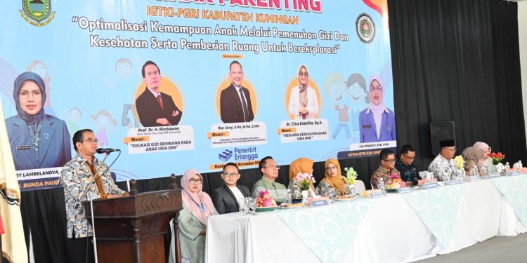 Buka Seminar Parenting Bagi Guru dan Orang Tua Peserta Didik TK, Pj Bupati ; Keluarga Adalah Lingkungan Pendidikan Yang Pertama Dan Utama