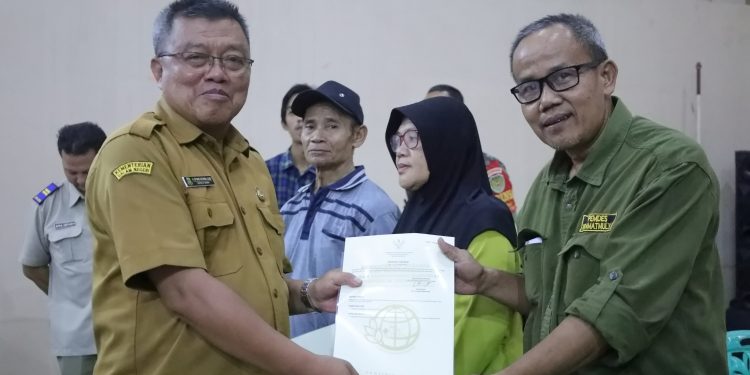 Masyarakat Desa Kramatmulya Terima Sertifikat Tanah Program PTSL Tahun 2024