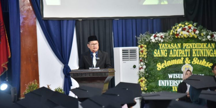 hadiri Wisuda Ke-31 Universitas Kuningan (Uniku), Pj Sekda : jadilah generasi terbaik dari Kuningan untuk Indonesia