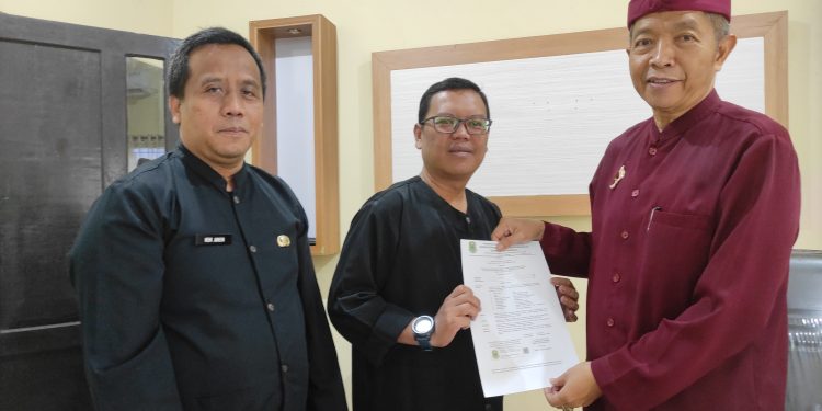 Kadiskominfo Tekankan Kedisiplinan dan Integritas Saat Penyerahan SK THL