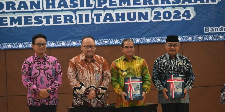 Pj Bupati Kuningan Hadiri Penyerahan LHP kinerja atas Pengelolaan APBD dalam rangka mendukung Pembangunan Nasional Tahun Anggaran 2023 s.d Semester I 2024