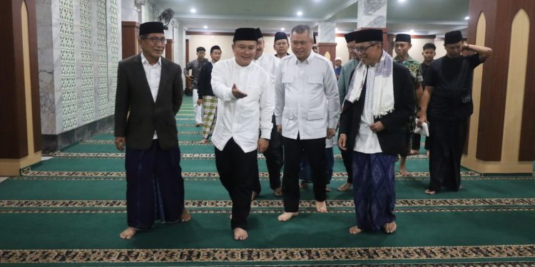Bupati Kuningan Bersama Menteri Perhubungan RI Tarawih Perdana di Masjid Syiarul Islam