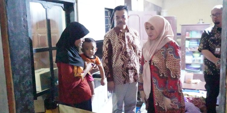 Wakil Bupati Kuningan Kunjungi Wisnu Adam, Remaja Penderita Microcephaly dan Cerebral Palsy