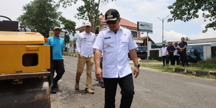 Target 100 Hari Kerja, Bupati  Tinjau Perbaikan Jalan dan Bangunan Sekolah Rusak