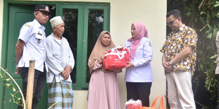 Wabup Tuti Meninjau Korban Bencana Rumah Roboh di Sidapurna Purwawinangun