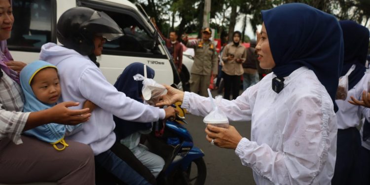 DWP Kabupaten Kuningan Berbagi Berkah Ramadhan, Bagikan Takjil di Depan Pendopo