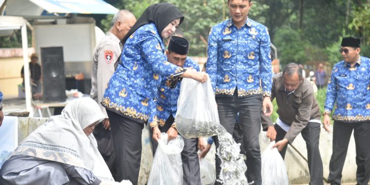 Sebar 7500 Bibit Ikan di Embung Cibungur Maniskidul, Wabup Tuti Harapkan Jadi Sarana Kecukupan Gizi Masyarakat