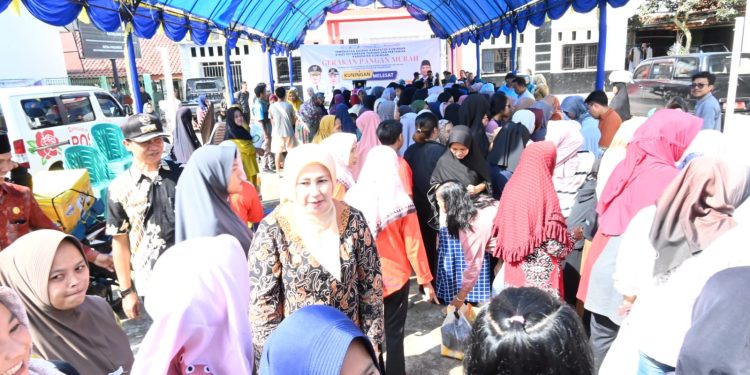 Antusiasme Warga Padarek Membeli Bahan Pokok Murah di Program 100 Hari Kerja Pertama Bupati dan Wakil Bupati Kuningan