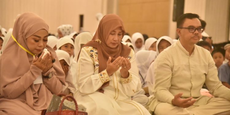 Penuh Haru, Amih Tuti Berikan Doa Terbaik untuk Anak-Anak Yatim dalam acara Yatim Fest Ramadhan 1446 H