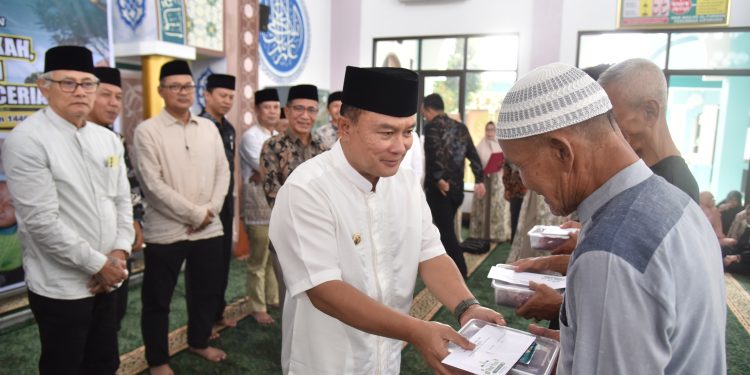 Bupati Dian Hadiri acara Santunan Anak Yatim di Masjid Al-Furqon Perumahan Ciporang