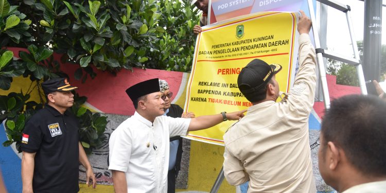 Bupati Kuningan Segel Lima Reklame Tak Berizin di Jalan Juanda – Cijoho