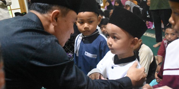 Bupati Dian Serahkan Santunan Kepada Ratusan Penerima Di Desa Cihaur