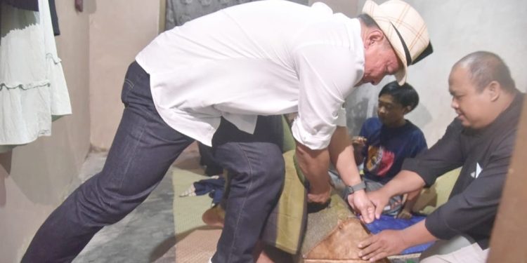 Penuh Haru, Bupati Dian Lepaskan Pemuda ODGJ dari Pasungan