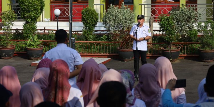 Guru Harus Jadi Teladan, Bukan Sekadar Pengajar