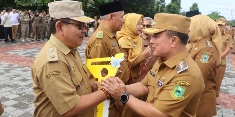 Gebrakan Seratus Hari! Bupati Kuningan Bagikan 25 Roda Dua Bagi Desa Berprestasi PBB