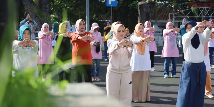 Tingkatkan Sinergi dan Silaturahmi, “Bunda Melesat” Ajak PKK dan DWP Senam Bersama