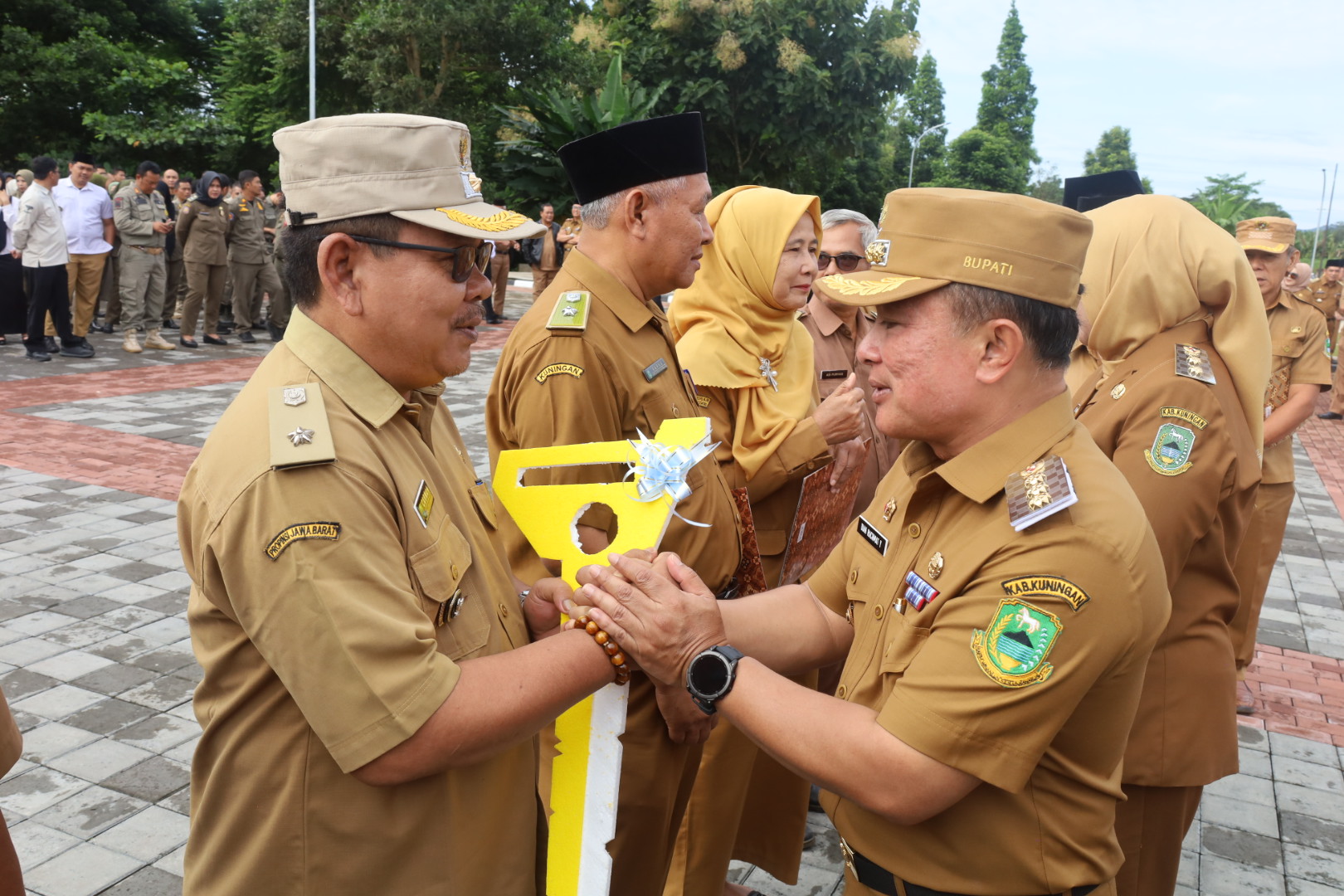 Gebrakan Seratus Hari! Bupati Kuningan Bagikan 25 Roda Dua Bagi Desa  Berprestasi PBB – Pemerintah Kabupaten Kuningan