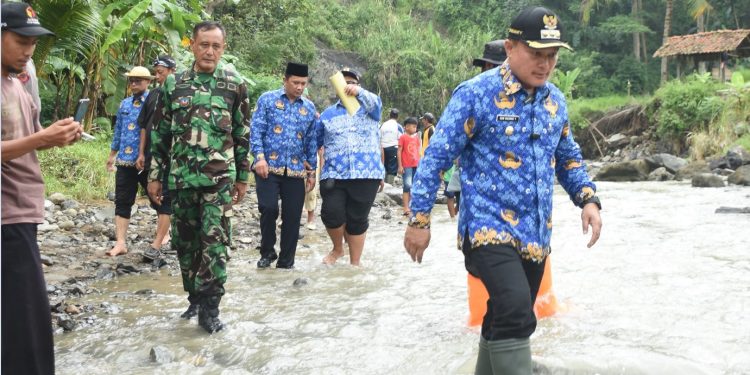 Puluhan Tahun Menanti, Bupati Gandeng Yayasan Bangun Jembatan Cipakem-Cipedes