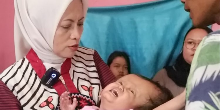Ketua TP PKK Kuningan Kunjungi Anak Penderita Hidrosefalus di Desa Cileuleuy: “Kami Pastikan Tidak Sendirian”