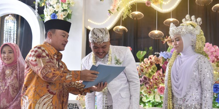 Bupati Dian Serahkan Dokumen Paduka, Pengantin Tersenyum Bahagia