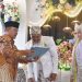 Bupati Dian Serahkan Dokumen Paduka, Pengantin Tersenyum Bahagia