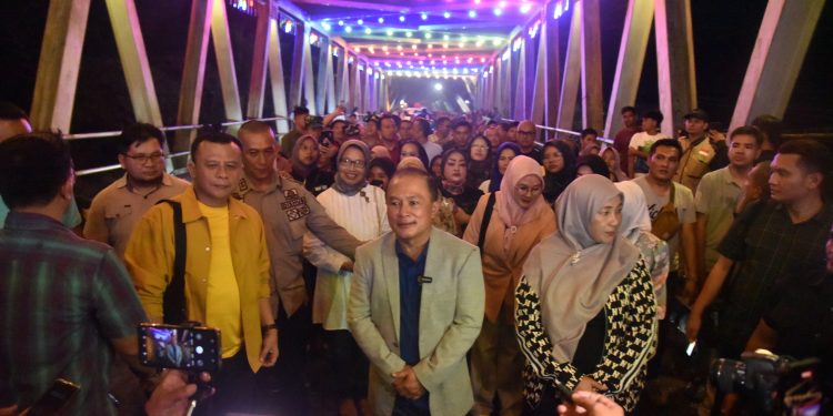 Resmikan Penerangan Jembatan Baranang di Luragung, Bupati Dian Sebut Simbol Harapan Masyarakat Kuningan Timur